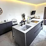 דירה Luxurious 2br In Center With Internet לרנקה