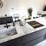 Luxurious 2br In Center With Internet * לרנקה