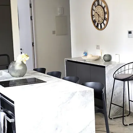 Luxurious 2br In Center With Internet *