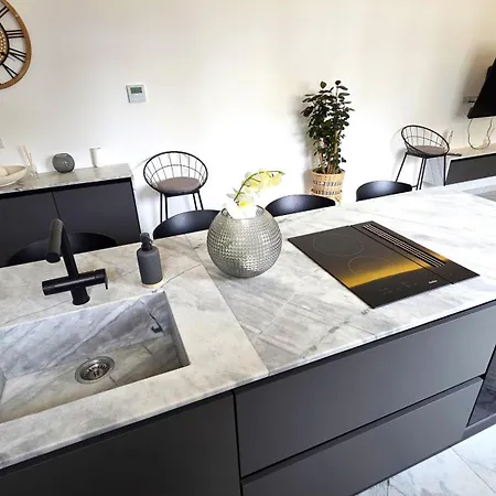 Luxurious 2br In Center With Internet * Larnaca