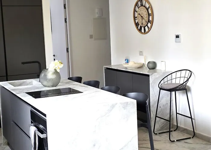 Luxurious 2br In Center With Internet *