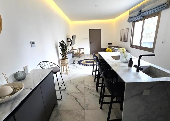 Luxurious 2br In Center With Internet Larnaca