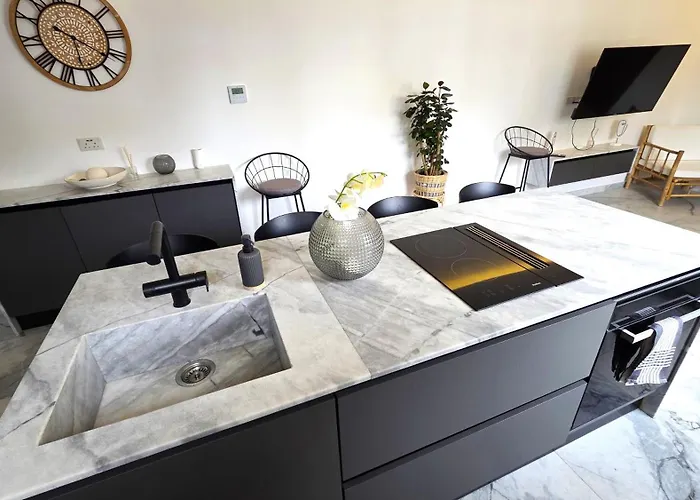 Luxurious 2br In Center With Internet * Ларнака