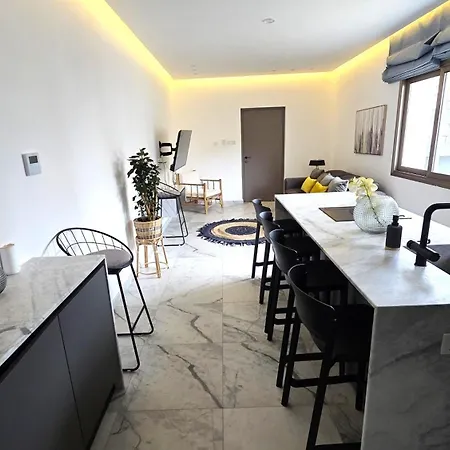 Luxurious 2br In Center With Internet Larnaka